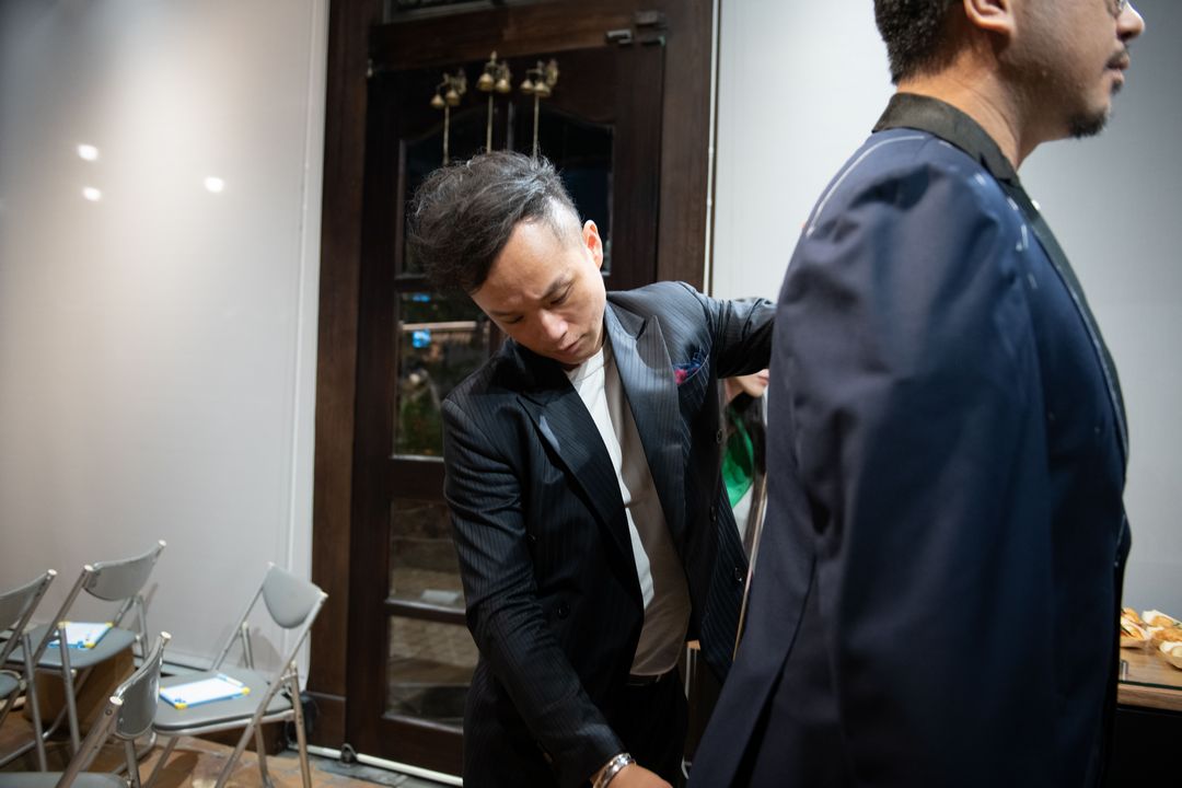 夏天西裝穿不住？你可能選錯面料！訂製西裝面料大解析