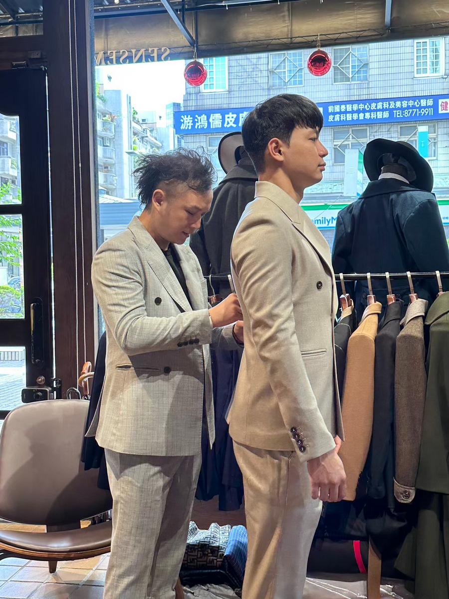 Senseman 訂製西裝細節攝影，包含精緻領片與高級布料質感展現