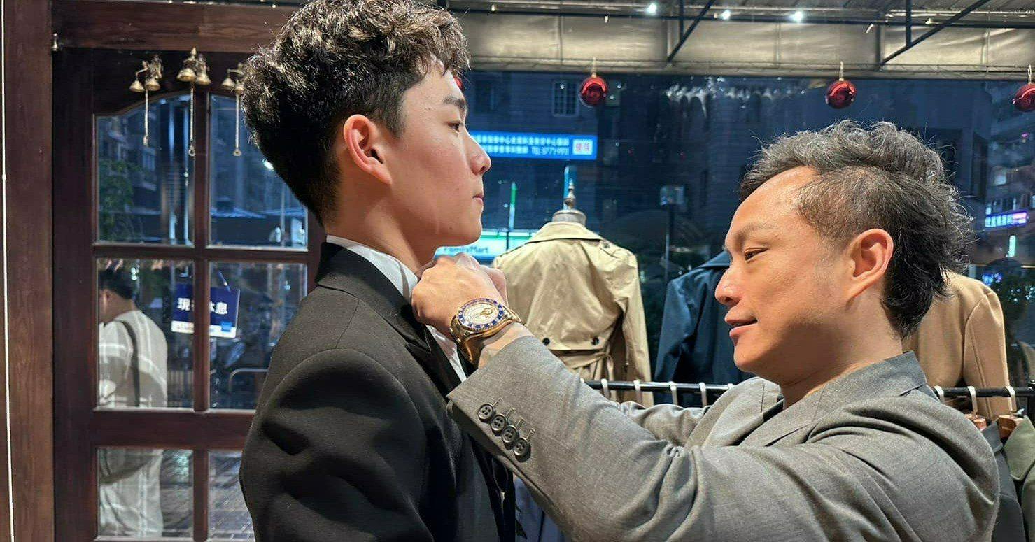 商務面試第一印象，穿著專業西裝進入面試會議室的場景