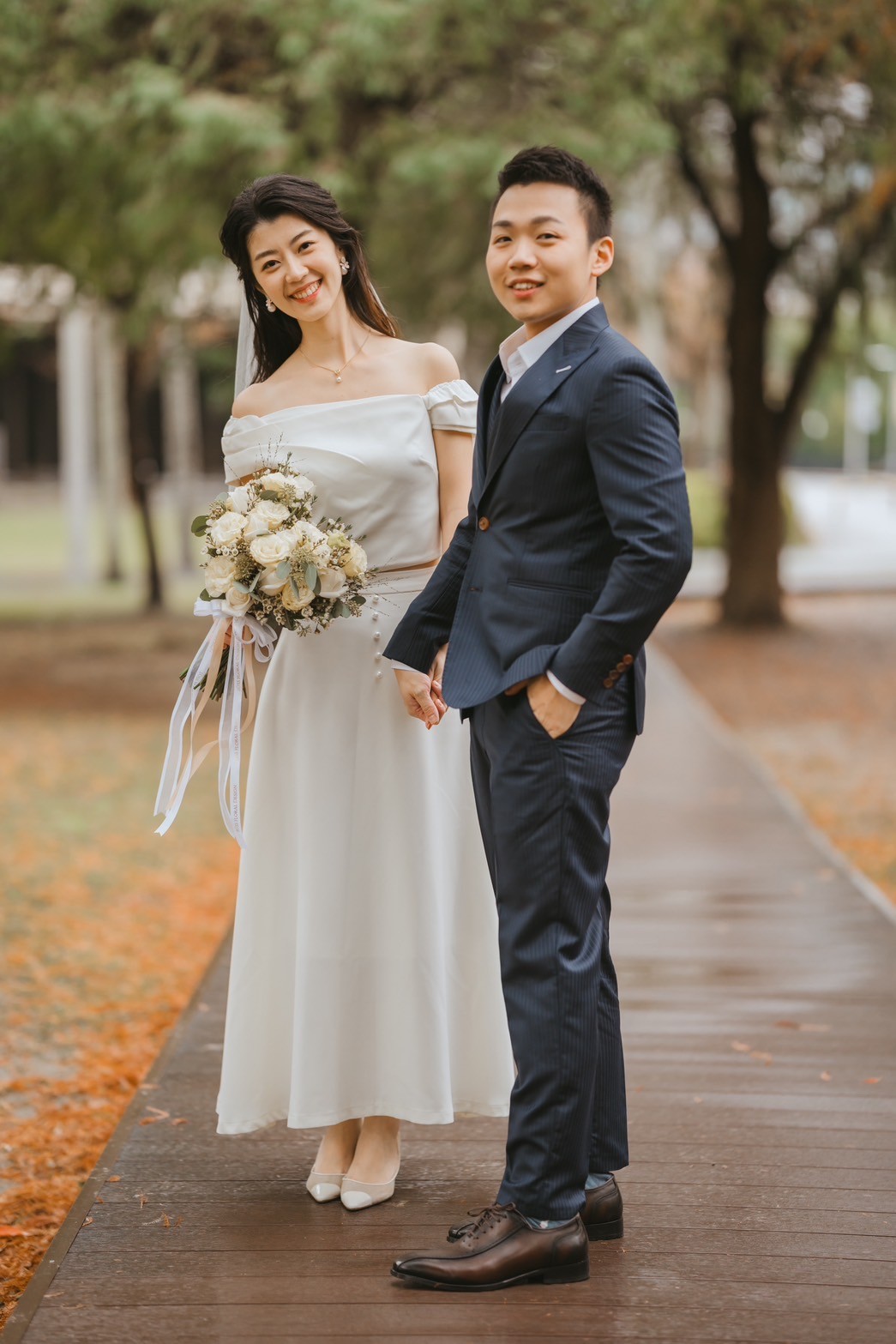 Senseman 台北西裝訂製:秋季婚禮新郎與新娘甜蜜互動,展現合身訂製西裝的挺拔線條與新娘白紗完美相稱