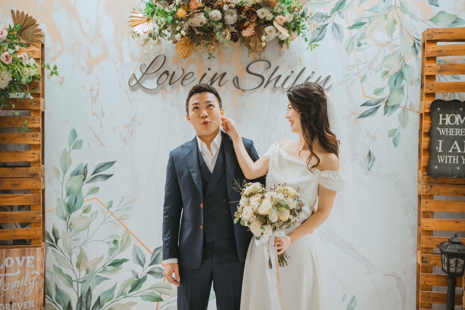 Senseman 台北婚禮西裝:新人前往戶政事務所進行結婚登記,新郎身穿藍色訂製三件式西裝展現紳士風範