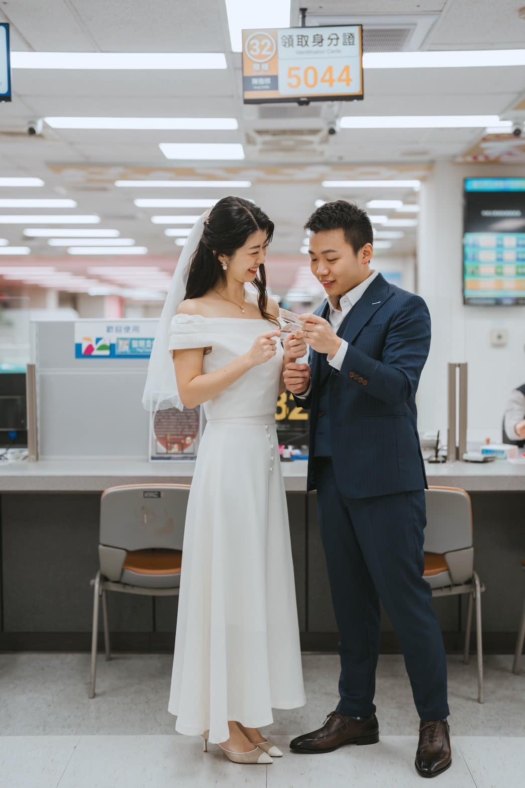 Senseman 台北手工西裝:秋季婚紗拍攝現場,新娘俏皮捏著新郎耳朵,紀錄新郎身穿訂製西裝的帥氣自信瞬間